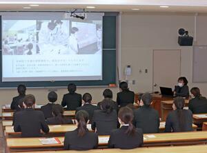 上越看護専門学校の２年生に地元の病院が業務内容を説明した就職ガイダンス＝上越市大潟区