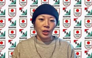 オンラインで取材に応じる冨田せな=2日(共同)