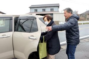 高齢者の移動を支える住民団体「ささえ愛ネット」のメンバー（右）＝新潟市西蒲区