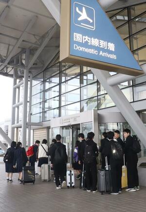 新潟空港から修学旅行先に向かう中学生=新潟市東区