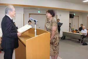 卒業証書が授与された長岡100歳大学大学院の卒業式=長岡市福住1