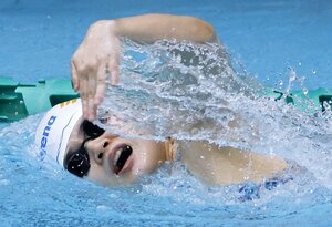 女子100メートル自由形(視覚障害S11)予選 日本新となる1分9秒17をマークした石浦智美=横浜国際プール