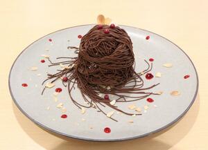 限定販売中のショコラモンブラン。ラスベリー味のチョコを載せ、アーモンドをちりばめて写真映えも意識した=三条市西本成寺2
