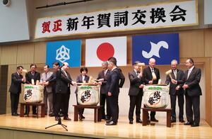 柏崎市の企業、行政、政治関係者らが出席した賀詞交換会=柏崎市東本町1