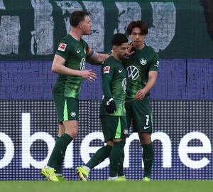 アウクスブルク戦でゴールを決めたウォルフスブルクの塩貝健人(右)=21日、ウォルフスブルク(ゲッティ=共同)