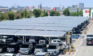 ジョイフル本田千葉ニュータウン店の駐車場に設置した屋根型の太陽光パネル=27日午前、千葉県印西市