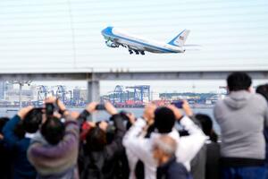 羽田空港を離陸する米大統領専用機「エアフォースワン」=29日午前