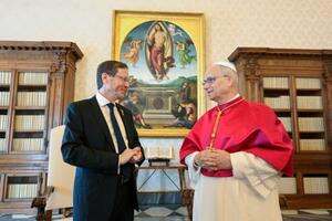 イスラエルのヘルツォグ大統領(左)と面会するローマ教皇レオ14世=4日、バチカン(C)Vatican Media提供・共同)
