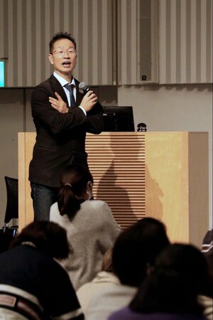 自宅でできる手軽なトレーニング方法を紹介する谷本道哉教授=新潟市中央区