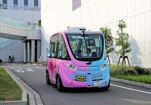 複合施設「羽田イノベーションシティ」の敷地内を無人走行する自動運転バス=7月、東京都大田区