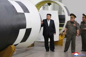 ミサイル総局傘下の化学材料総合研究院の研究所を訪れた北朝鮮の金正恩朝鮮労働党総書記(左)=1日(朝鮮中央通信=共同)