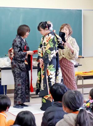 塩沢小の３年生が着物について学んだ授業＝南魚沼市塩沢