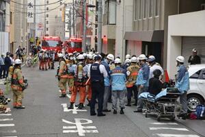 3月、東京都千代田区のビル解体現場近くに集まる消防隊員ら。作業員16人がCO中毒となり病院に搬送された