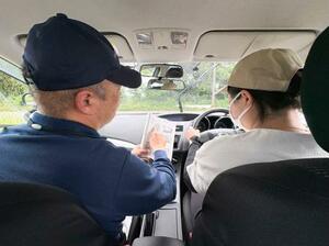 「外免切り替え」での免許取得を目指し、自動車学校で教習を受ける中国籍の女性(右)=6月、さいたま市