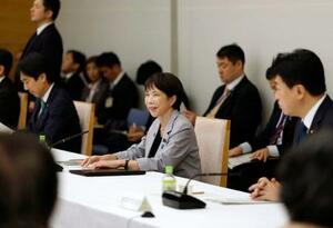 　経済財政諮問会議であいさつする高市首相（中央）＝５日夜、首相官邸