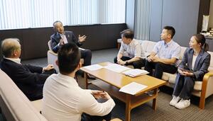 佐渡スポーツハウスの工期や工事中の支援について渡辺竜五市長に要望した水泳団体の関係者ら=佐渡市役所