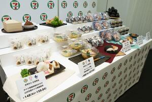 県内のセブン-イレブンで販売する長岡花火の応援商品