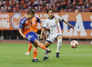 新潟ー北九州 前半14分、新潟のFW小見洋太が右足で押し込み1-0と先制=ビッグスワン