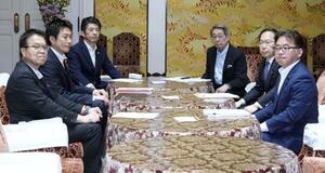 ガソリン税の暫定税率廃止法案に関する協議に臨む与野党の政策担当者ら=16日、国会