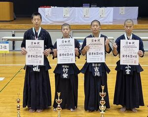 剣道男子個人で3位と健闘した岡田将(左端・村上一)=宮崎県都城市