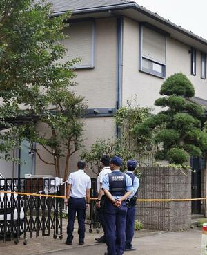 強盗事件が起きた住宅を調べる埼玉県警の捜査員=10月1日、埼玉県所沢市