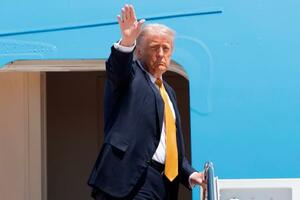 　大統領専用機に乗り込むトランプ米大統領＝１２日、ワシントン郊外の米軍基地（ＡＰ＝共同）