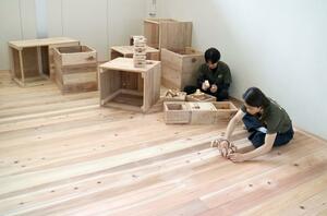 あいかわ開発総合センターで作業する芝浦工大の学生ら=佐渡市相川栄町