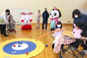 吉田特別支援学校で児童生徒と交流するミコぴょん(左)ときららん=燕市吉田大保町