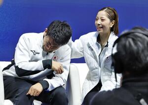 フィギュアスケートペアで金メダルが確定し、涙する木原龍一(左)と笑顔の三浦璃来=16日、イタリア・ミラノ(共同)