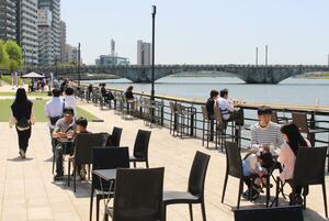 リニューアルした「万代テラス　ハジマリヒロバ」＝２６日、新潟市中央区万代３