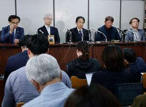 軽井沢スキーバス事故の控訴審判決を受け、記者会見する遺族会代表の田原義則さん(中央)ら=22日午後、東京・霞が関の司法記者クラブ