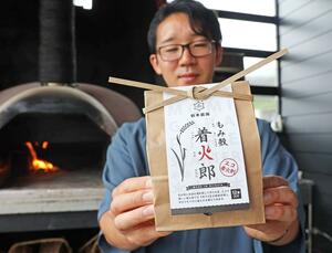 もみ殻や米袋を原料にした「もみ殻着火郎」。後ろのピザ窯は着火郎を使って火を付けている