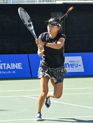 ダブルス準決勝でプレーする二宮真琴=モリタTCうつぼ