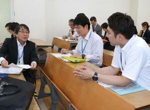 講師と年間の研修計画を立てる若手教員ら=上越市下門前