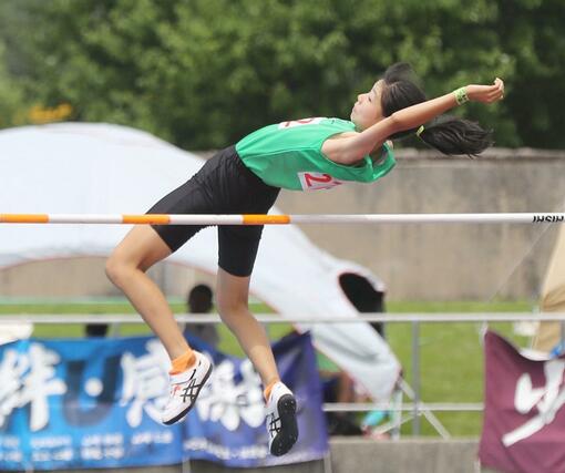女子走り高跳びで頂点に立った南雲愛(三条一)=新発田市