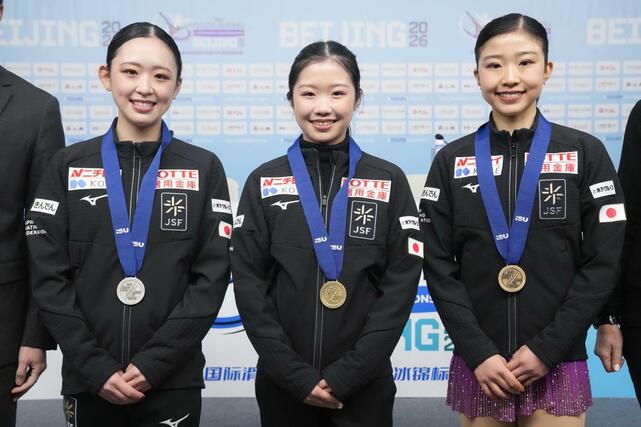 女子ＳＰを終え、記者会見に臨む（左から）青木祐奈、中井亜美、千葉百音＝北京
