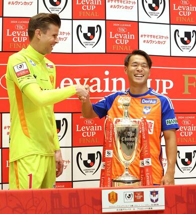 名古屋ランゲラック選手と握手する堀米悠斗選手=国立競技場