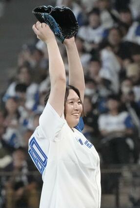 始球式を務めるパリ五輪の陸上女子やり投げ金メダリストの北口榛花＝エスコンフィールド