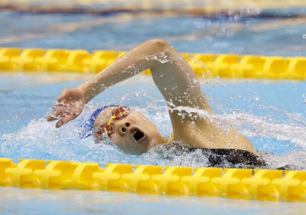 女子２００メートル自由形決勝　優勝した小俣みなも（長岡大手）＝ダイエープロビスフェニックスプール
