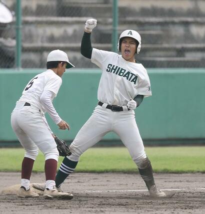 新発田農－新潟商　４回新発田農２死満塁、適時三塁打を放ち雄叫びを上げる高橋碧海＝新発田市五十公野