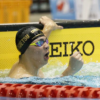 男子２００メートル平泳ぎを大会新で制し、ガッツポーズをする菊入實（中越）＝長岡市のダイエープロビスフェニックスプール