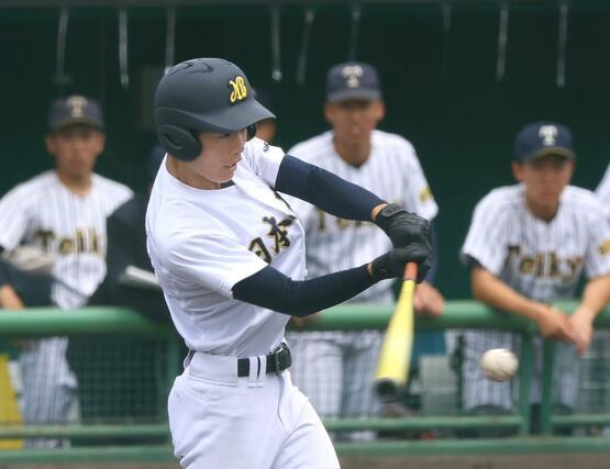 帝京長岡－日本文理　４回裏、日本文理２死一、三塁、杣木健人が左前適時打を放ち１点を返し、１－２＝長岡市悠久山