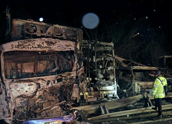 関越自動車道の事故現場＝２７日午前３時すぎ、群馬県みなかみ町