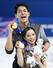 　フィギュアスケート・ペアで金メダルを獲得した三浦璃来（手前）、木原龍一組＝１６日、ミラノ（共同）