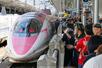 　ラストランでＪＲ新大阪駅に入線した、「ハローキティ」をあしらった５００系新幹線＝１７日午前