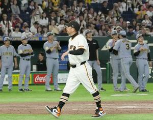 　２４日、阪神に３連敗を喫して引き揚げる巨人の阿部監督＝東京ドーム