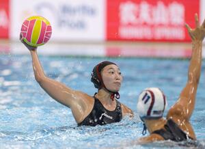 女子準々決勝 日本-米国 第3ピリオド、ゴールを狙う浦=シンガポール(共同)