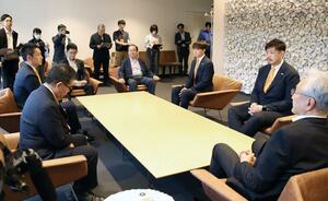 今季の報告を磯田達伸市長(右)にするアルビBBの選手ら=23日、アオーレ長岡