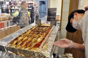 JR広島駅構内の売店に併設された調理場で焼かれるアナゴ=10月、広島市