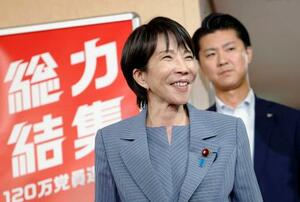 麻生元首相との会談を終えた自民党の高市総裁=5日午後、東京・永田町の党本部